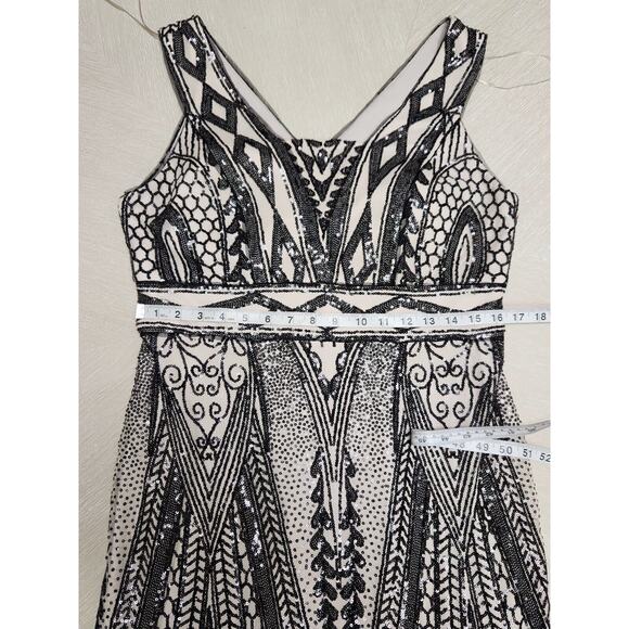 R & M RichardsWomen's Sequin Embellished Sleeveless GownSize 14 Black Beige - Picture 10 of 15